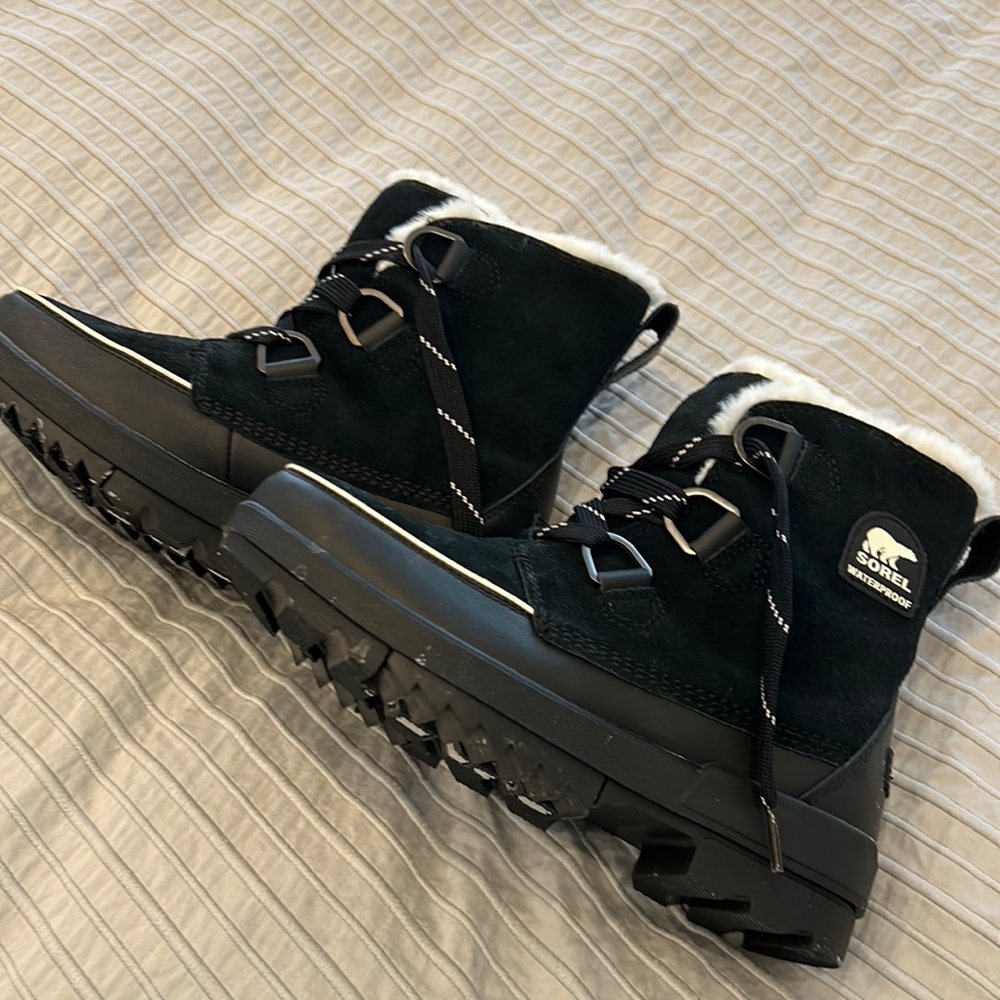 Sorel- winter boots -Size 8 - like new- worn one time